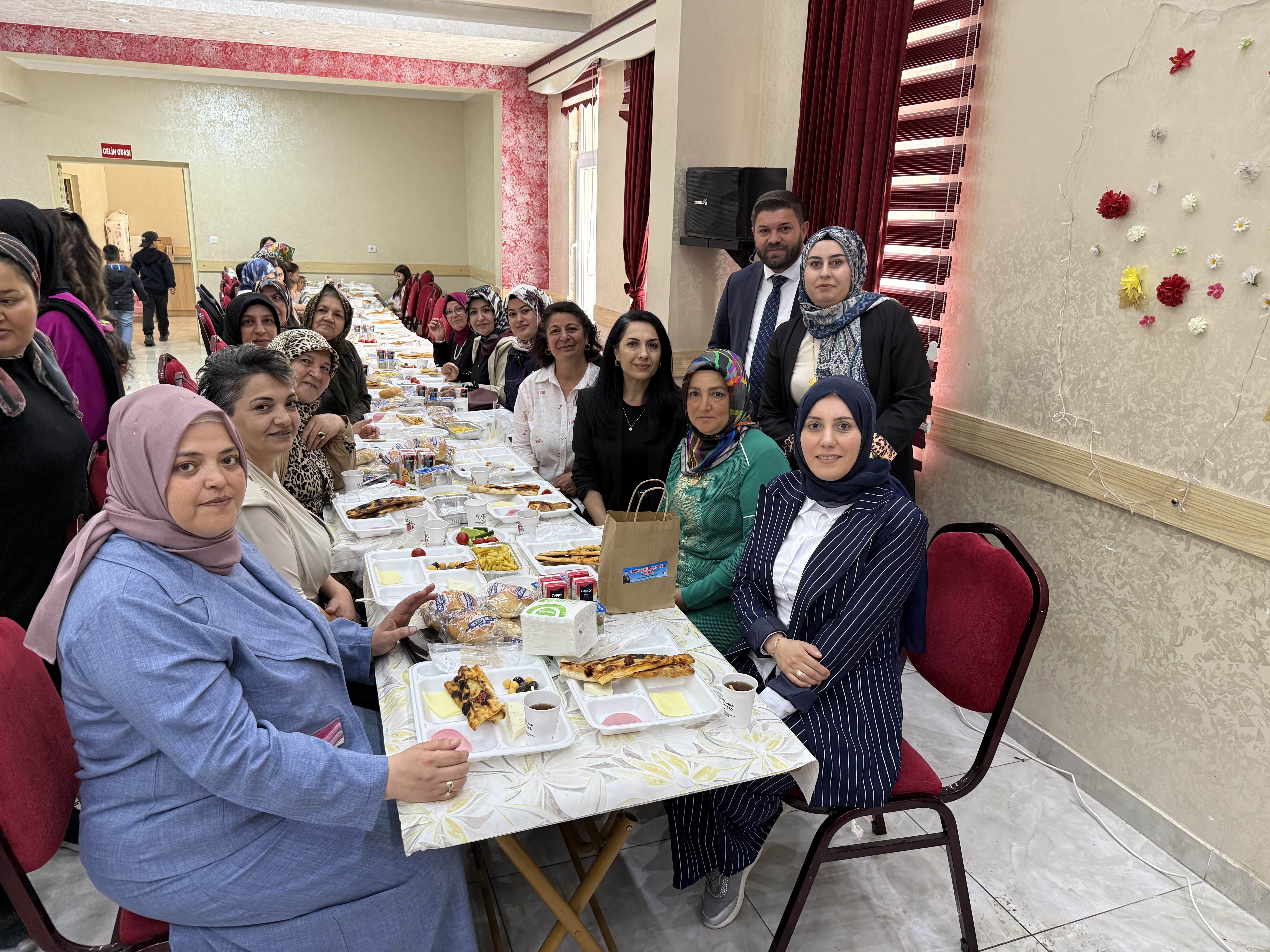 CENNET ANNELERİN AYAKLARI ALTINDADIR...